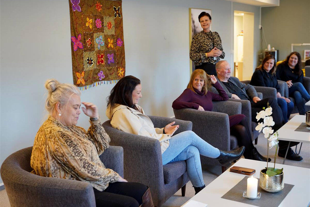 Avdelingsleder Iren Aune Stendahl (stående bak) har invitert til markering av 10 år med Rask psykisk helse. Foto: Ingunn Strand / Kristiansund kommune