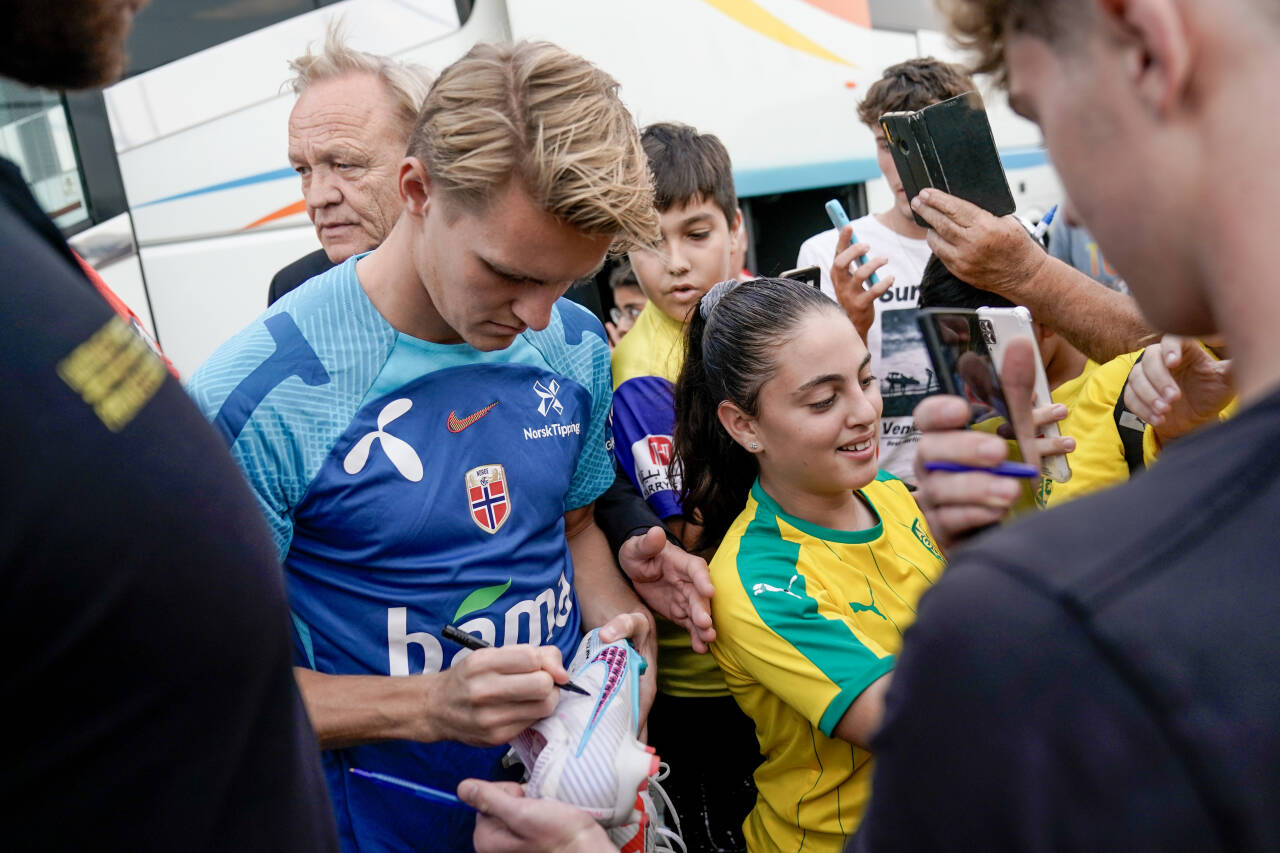 Martin Ødegaard signerer autografer før landslagets trening i Larnaka onsdag. De norske spillerne er omsvermet før EM-kvalifiseringskampen torsdag, der de skal prøve å følge opp en overveldende landslagsstatistikk mot Kypros. Foto: Fredrik Varfjell / NTB