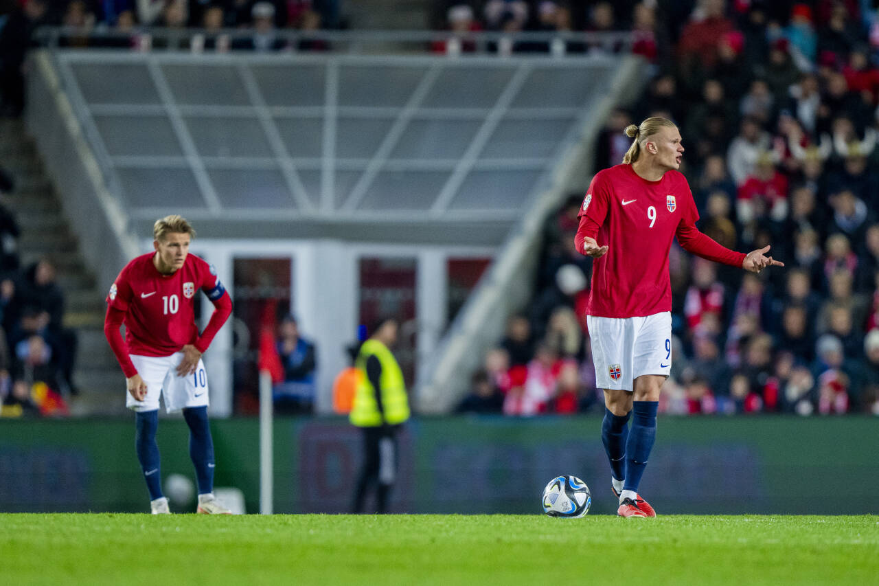 Det er fortsatt lang vei til EM for Erling Braut Haaland og Martin Ødegaard, men Ukraina og Israel kan med gode resultater i november hjelpe det norske laget til en uventet og overkommelig omspillsjanse. Foto: Fredrik Varfjell / NTB