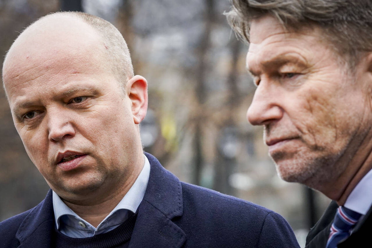 Olje- og energiminister Terje Aasland (t.h.) får torsdag overlevert rapporten fra det regjeringsoppnevnte strømprisutvalget. Finansminister Trygve Slagsvold Vedum (t.v.) har tidligere varslet at han vil gå i gang med forhandlinger med EU og Storbritannia om regulering av eksport gjennom strømkablene allerede i høst, dersom utvalget åpner for det. Foto: Lise Åserud / NTB