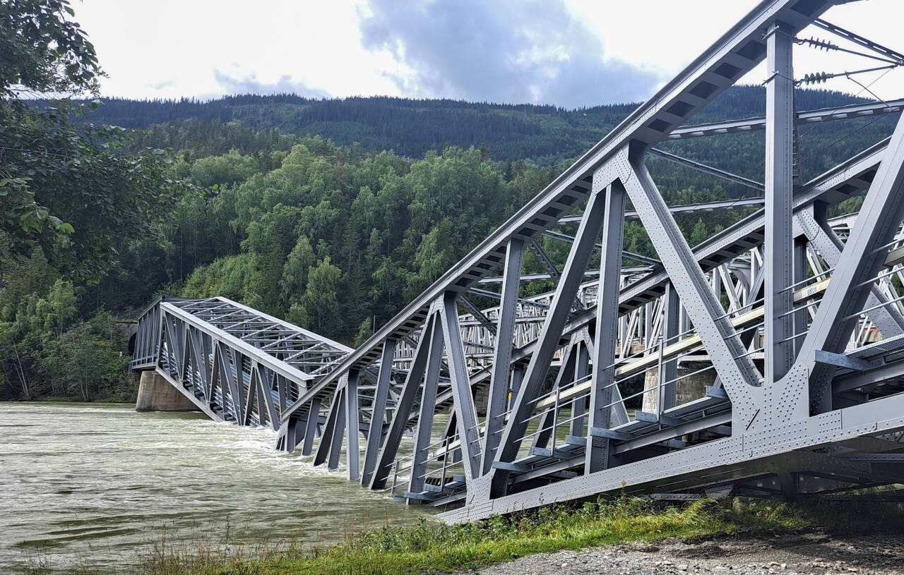 Jernbanebrua over Gudbrandsdalslågen i Ringebu. Foto: Lars Skjeggestad Kleven / NTB