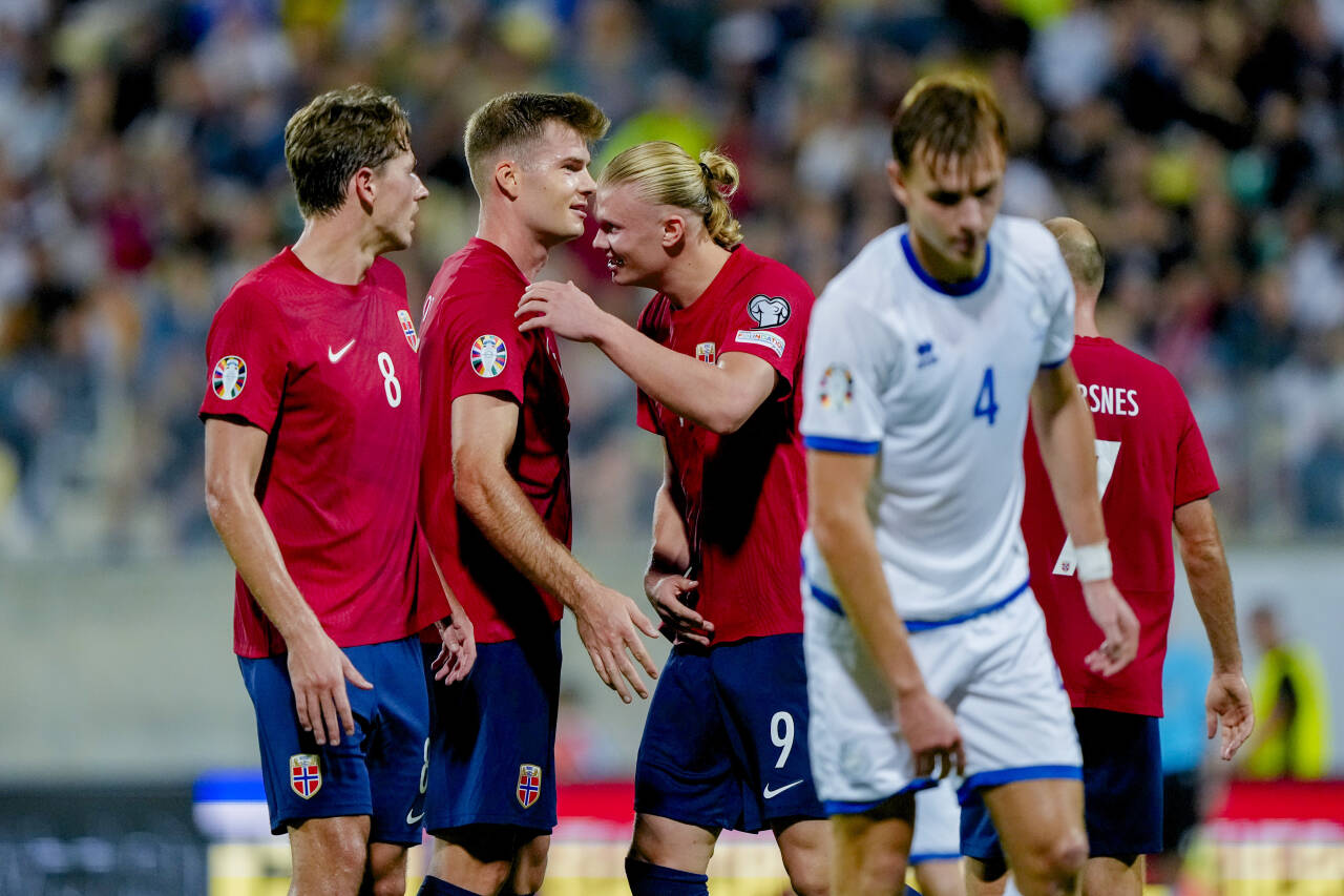 50-kampsjubilanten Alexander Sørloth gratuleres av Erling Braut Haaland med scoring mot Kypros. Foto: Fredrik Varfjell / NTB