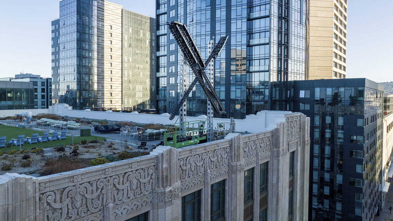 Bokstaven X rager på taket av den sosiale plattformens hovedkvarter i San Francisco. Tidligere var plattformen kjent som Twitter. Foto: AP / NTB