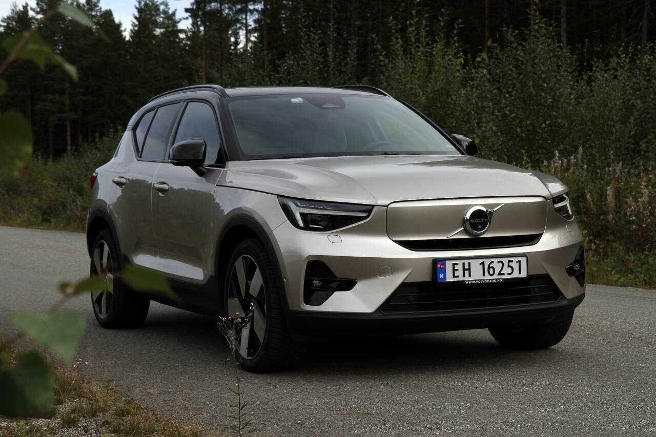 ØKER: Alle utgavene av Volvo XC40 og C40 Recharge er oppgradert med litt større batteri og nye motorer. Utgavene med det største batteriet har også fått raskere ladefart. Foto: Morten Abrahamsen / NTB