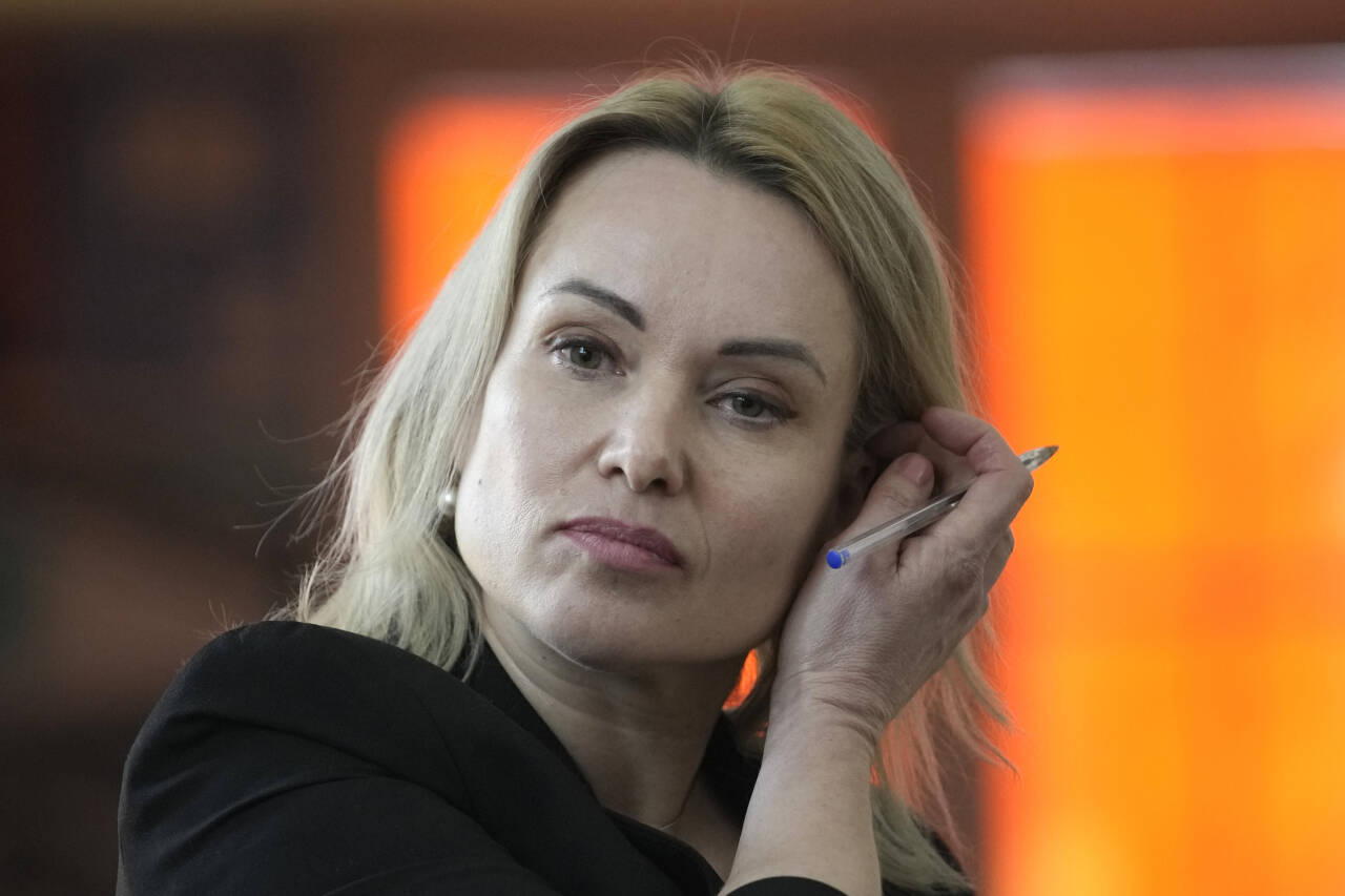 Marina Ovsiannikova ble i oktober dømt til åtte og et halvt års fengsel in absentia av en domstol i hjemlandet.  Foto: Christophe Ena / AP / NTB