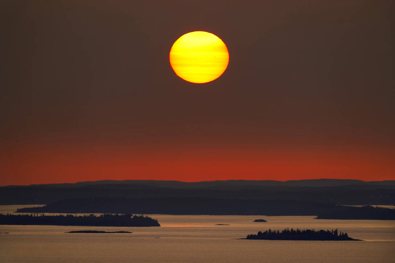 Sola stiger opp over Penobscot Bay i Maine en vakker onsdagsmorgen i september. Utsiktene for planeten vår er ikke like vakre, ifølge forskere som slår alarm før klimatoppmøtet i Dubai. Foto: Robert F. Bukaty / AP / NTB