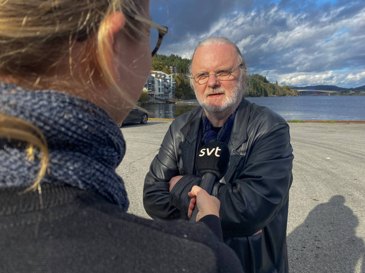 Den norske forfatteren og dramatikeren Jon Fosse er tildelt nobelprisen i litteratur. Her møter han pressen på en brygge på Frekhaug.Foto: Gunn Berit Wiik / Strilen / NTB