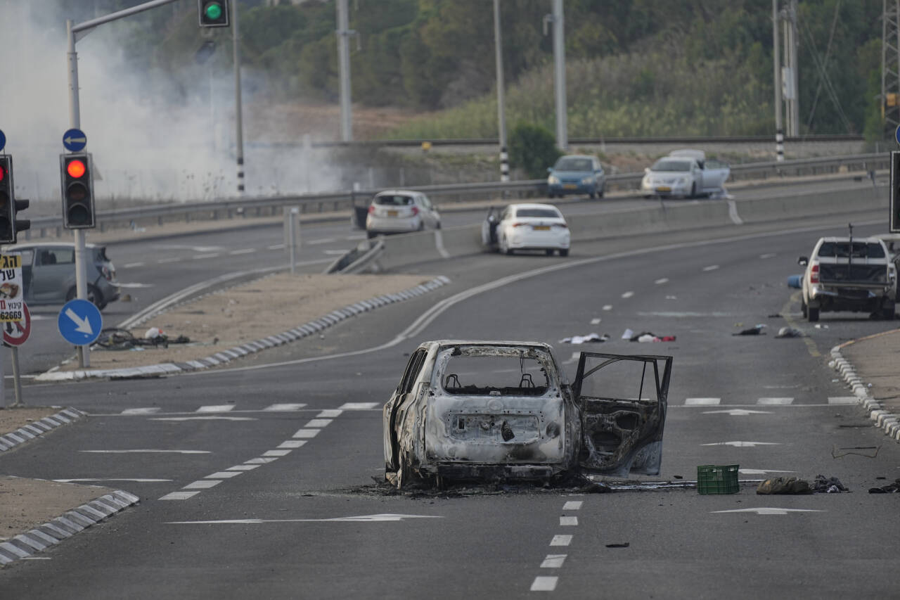 Restene av en bil på motorveien i Sderot sør i Israel etter Hamas-angrepet lørdag. Foto: Ohad Zwigenberg / AP / NTB