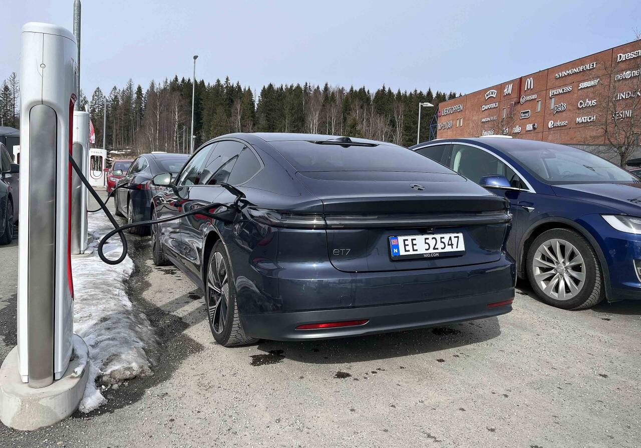 POPULÆRT: Mange elbilister som har biler fra andre merker, bruker Teslas ladere. En viktig årsak er at prisen per kilowattime er av de aller laveste. Foto: Morten Abrahamsen / NTB