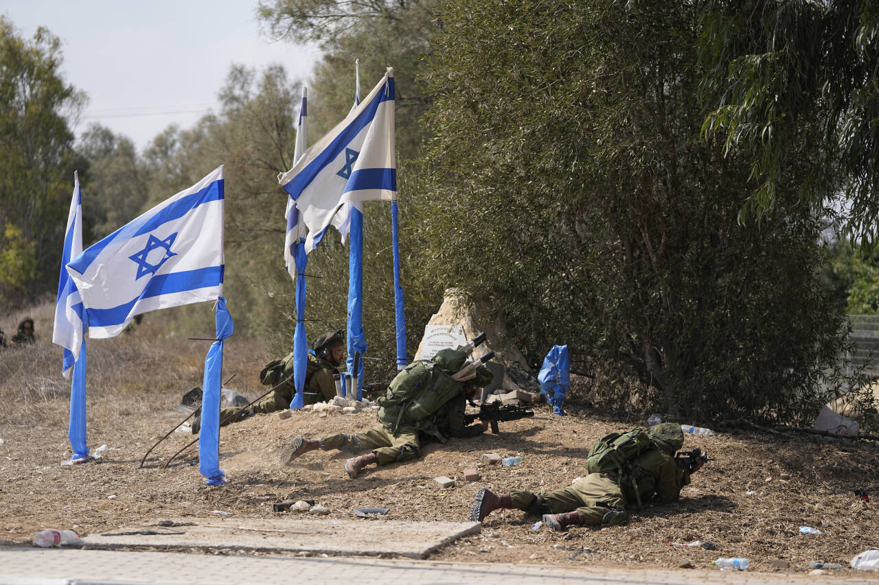 Israelske soldater har inntatt stillinger i kibbutzen Kfar Azza, der mange israelere ble drept og tatt til fange. Foto: Ohad Zwigenberg / AP / NTB