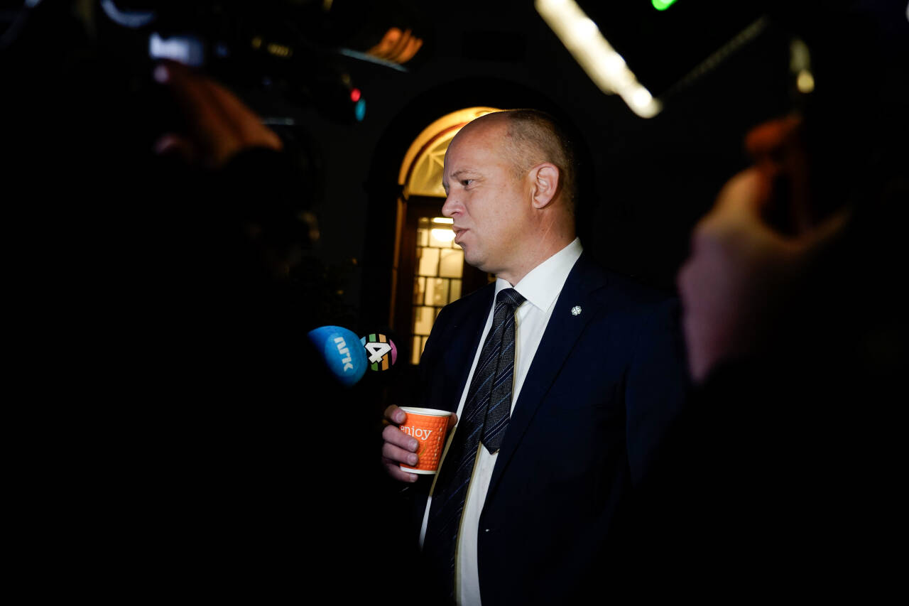 Finansminister Trygve Slagsvold Vedum legger fredag fram statsbudsjettet. Fredag morgen møtte han pressen utenfor boligen i Gimle terrasse før han dro til Stortinget. Foto: Terje Pedersen / NTB