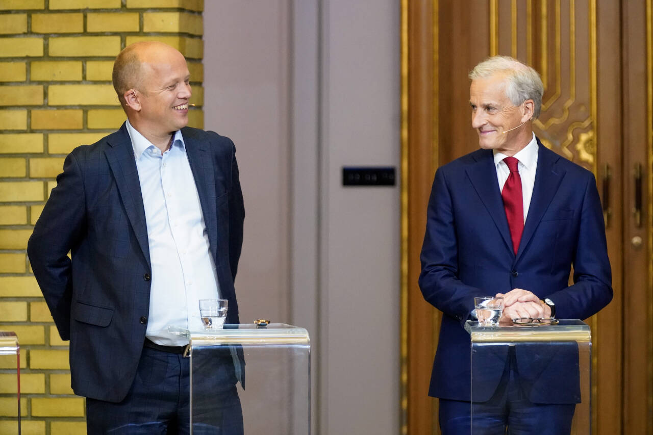 Finansminister Trygve Slagsvold Vedum (Sp) og statsminister Jonas Gahr Støre (Ap) foreslår en kombinasjon av avgiftsøkninger og -kutt for å få fart på utslippskuttene. Foto: Lise Åserud / NTB