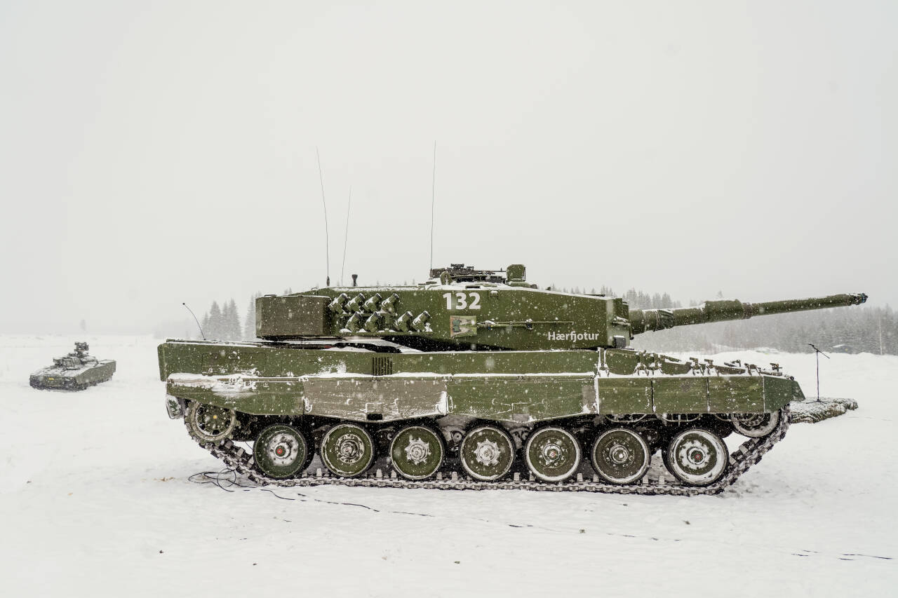 15 milliarder ekstra til Forsvaret er altfor lite. Det styrker ikke forsvaret vårt i det hele tatt, sier Tor Ivar Strømmen, orlogskaptein og forsker ved Sjøkrigsskolen. Her ser vi en eldre Leopard 2A4 på Rena leir. Foto: Ole Berg-Rusten / NTB