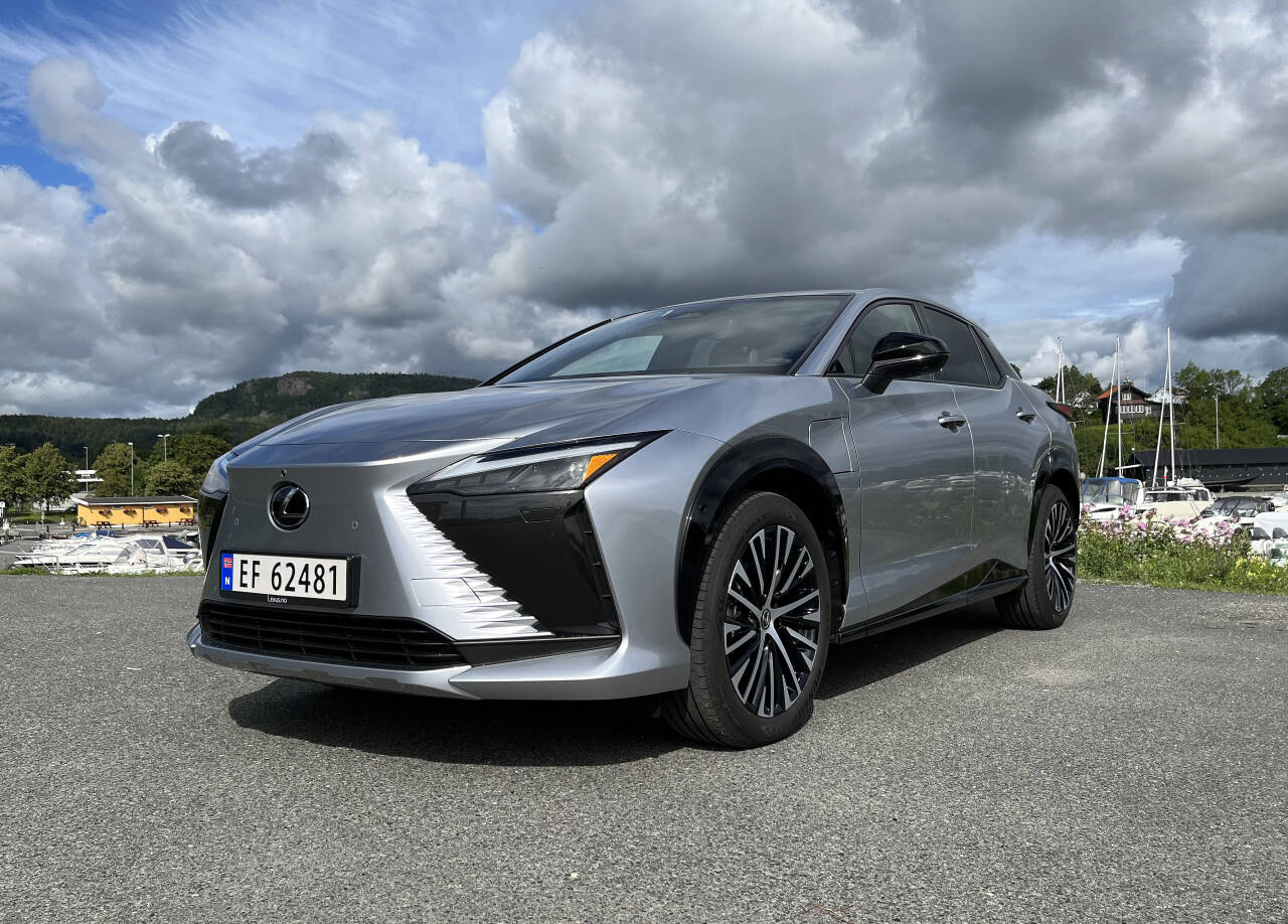 NYESTE: For et par måneder siden kom Lexus RZ 450e. Den blir én av to modeller som er tilgjengelig fra Lexus neste år. Foto: Morten Abrahamsen / NTB