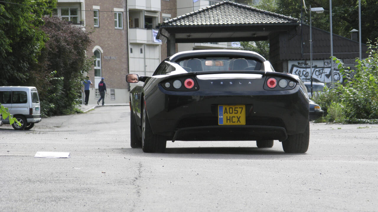 STARTEN: Tesla Roadster var i salg fra 2008 til 2012. Her er en av de aller første på besøk i Norge. Foto: Morten Abrahamsen / NTB