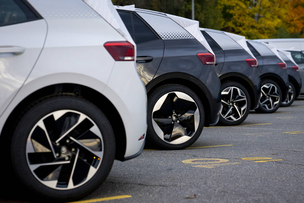 Volkswagen ID.3 står linet opp ved Sjursøya i Oslo. Fra neste år av er det bare elektriske modeller å få hos Volkswagen. Foto: Fredrik Hagen / NTB