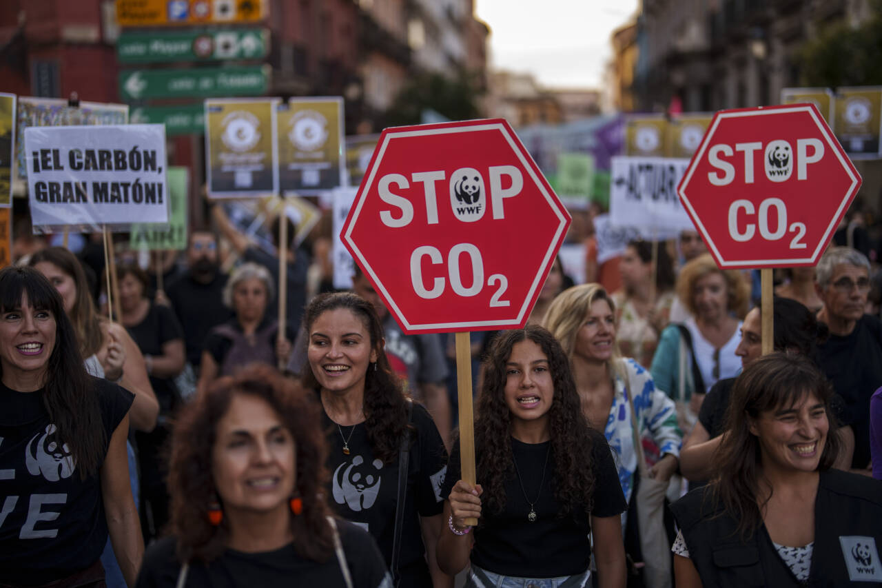 Spanske demonstranter i Madrid viste sitt klimaengasjement 15. september. Spania merker tydelig klimaendringer med langvarige hetebølger, selv i høstmåneder som september og oktober. Foto: Manu Fernandez / AP / NTB