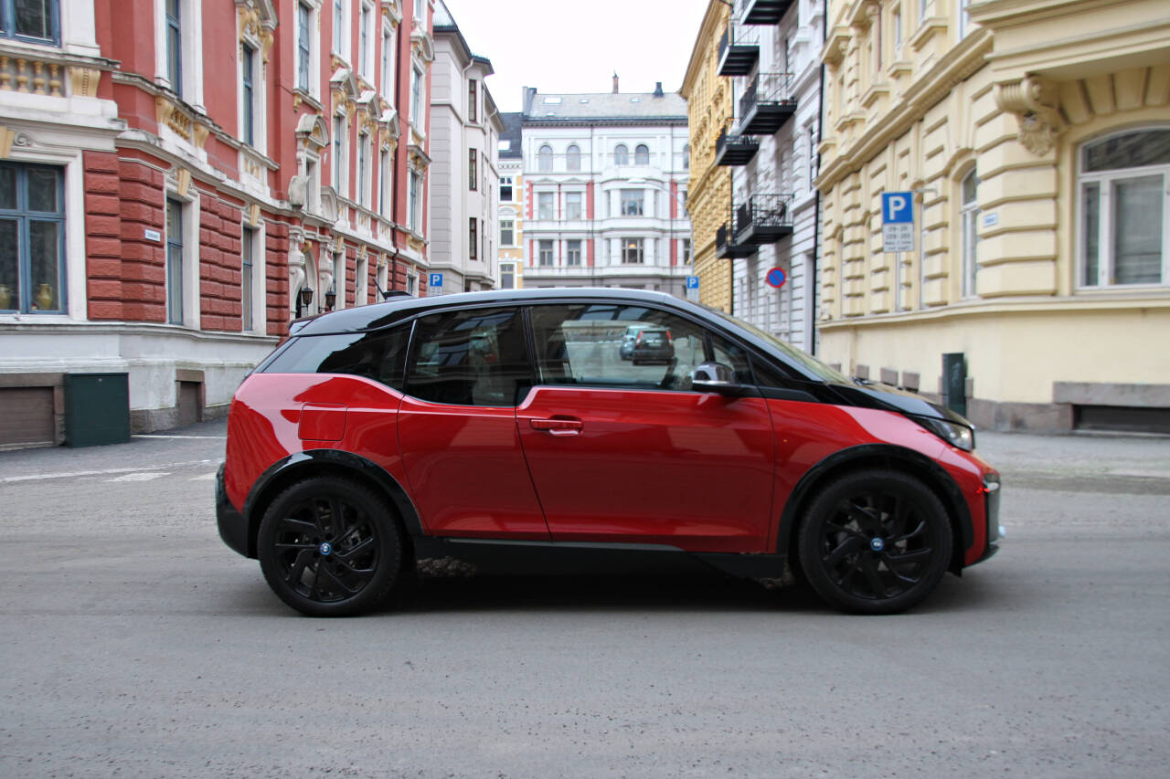 VAR EN SUKSESS: BMW i3 rakk å bli produsert i en kvart million eksemplarer gjennom de ti årene den var på markedet. Nå ser det ut til at den får en arvtaker. Foto: Morten Abrahamsen / NTB