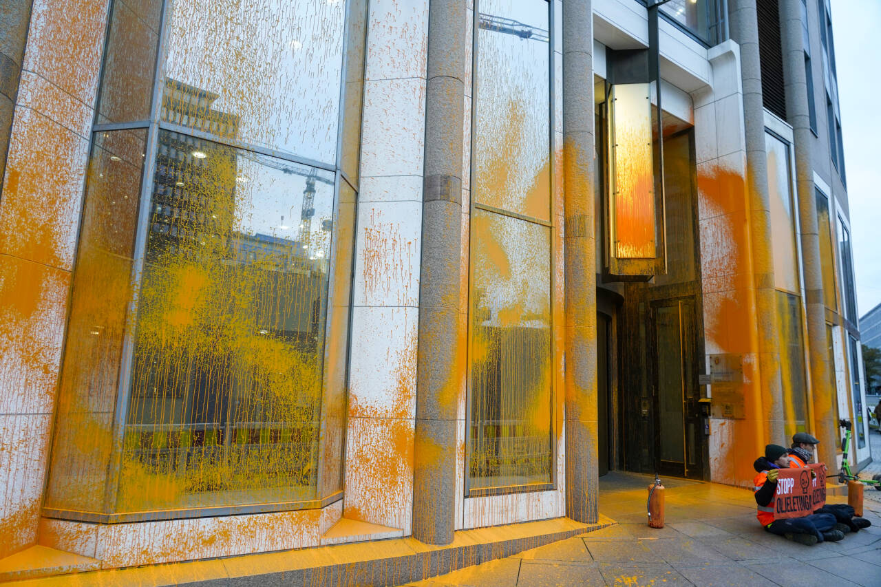 Demonstranter fra Stopp oljeletinga har sprayet maling på veggene utenfor Olje- og energidepartementet. Foto: Terje Pedersen / NTB