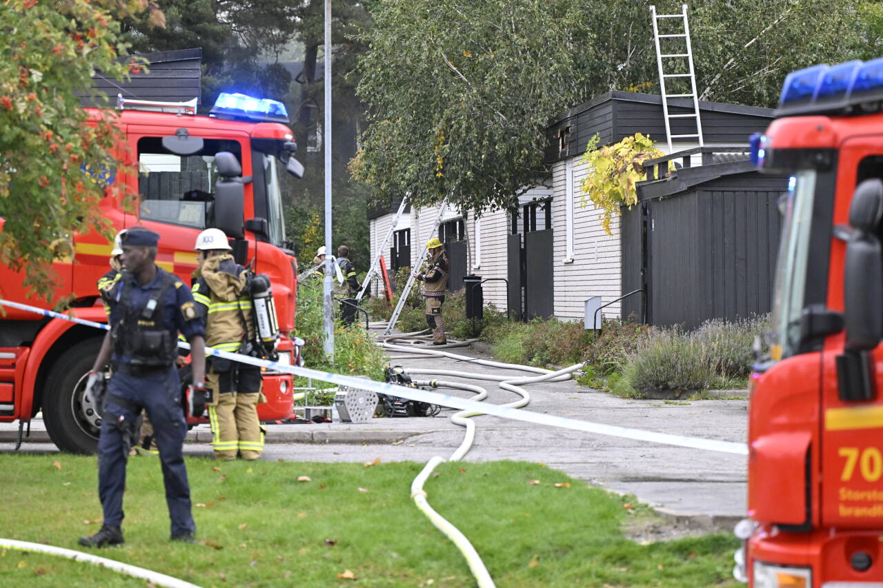  Natt til mandag denne uka førte en eksplosjon til store skader ved en bolig i Hässelby villastad nordvest i Stockholm. Det var den andre bomben som gikk av i Hässelby på bare én uke. Foto: Henrik Montgomery / TT / NTB