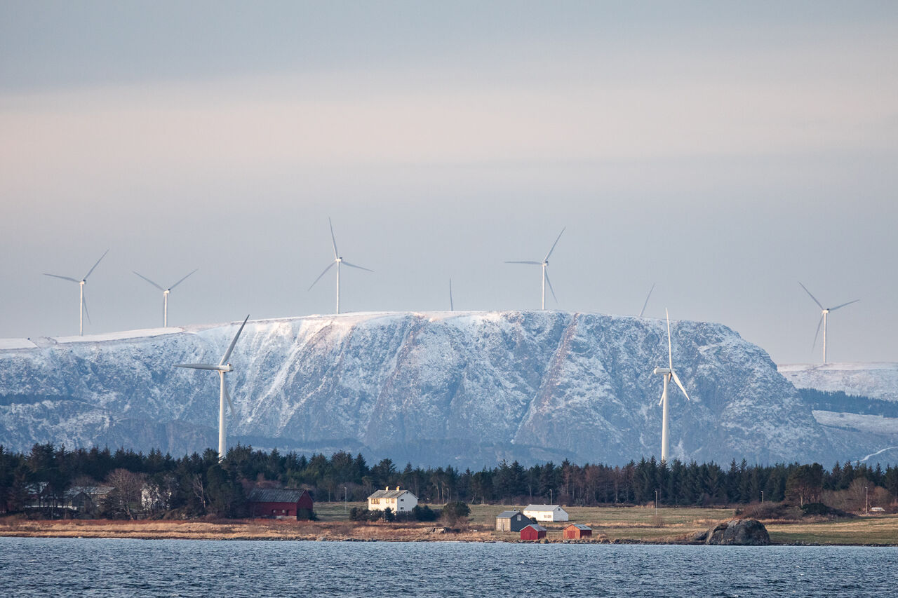 Vindmøller både nede i skjærgården og oppe på fjellet. Her på Harøya og i bakgrunnen på Haramsøya Foto: Steinar Melby