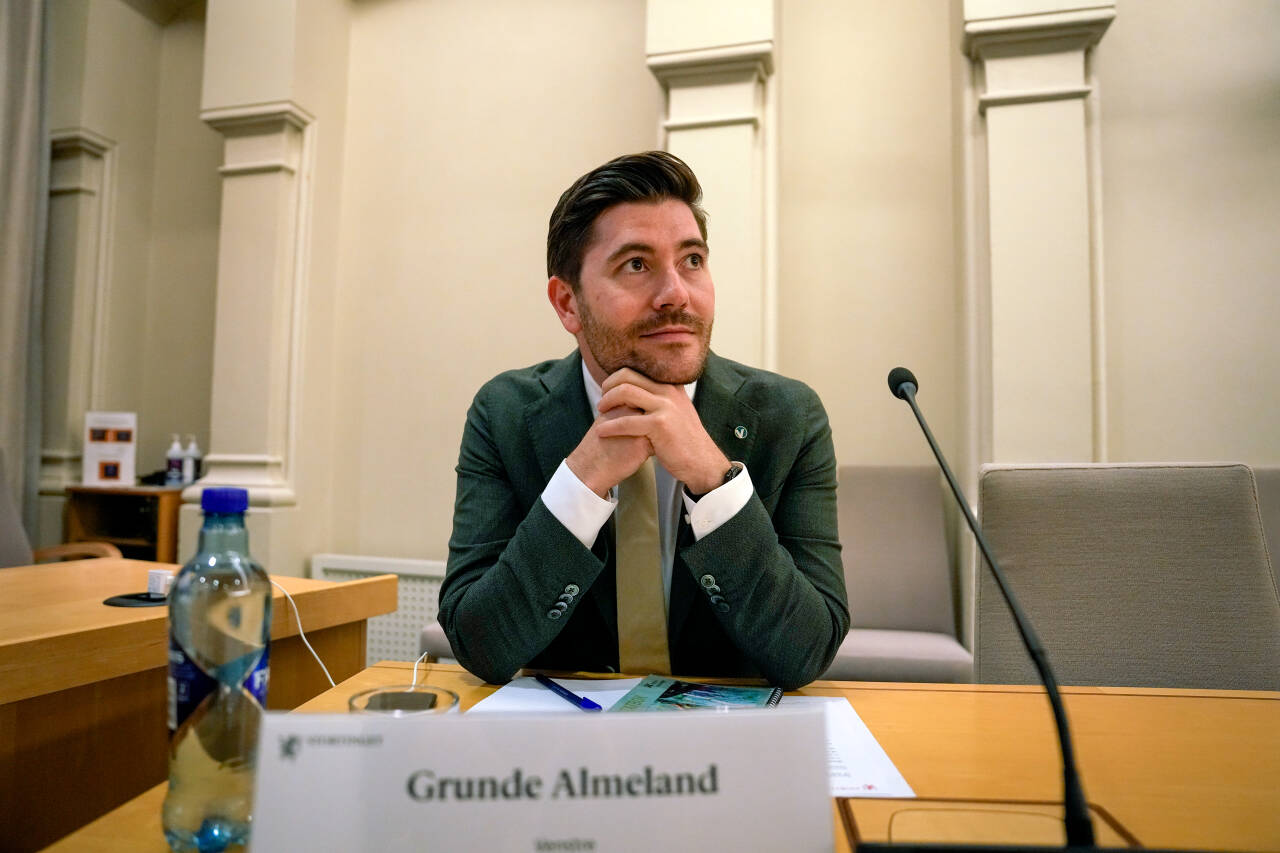 Grunde Almeland (V) er saksordfører kontroll- og konstitusjonskomiteen på Stortinget og ha ansvaret med å følge opp komiteens arbeid med de mange bruddene på regjeringens habilitetsregler. Foto: Beate Oma Dahle / NTB