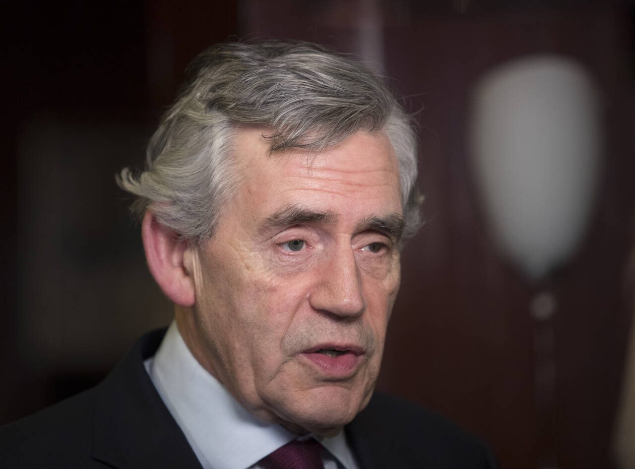 Gordon Brown mener Norge og andre oljenasjoner må bla opp for å hjelpe fattige land med å håndtere klimaendringene. Bildet av eksstatsministeren ble tatt i Oslo i 2018. Foto: Terje Bendiksby / NTB