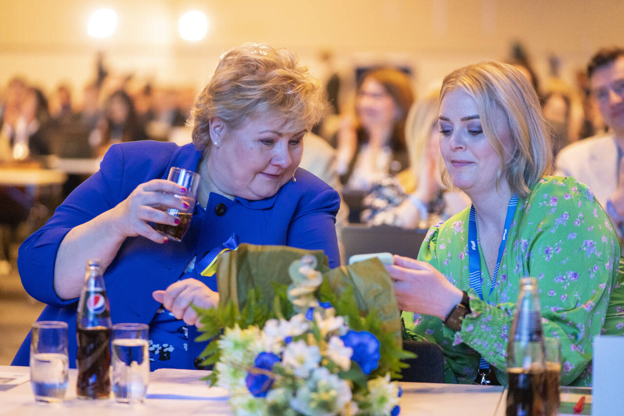 Høyre-nestleder Tina Bru (t.h.) sier hun har tillit til at partileder Erna Solberg har fortalt sannheten i aksjehandel-saken. Arkivfoto: Terje Pedersen / NTB