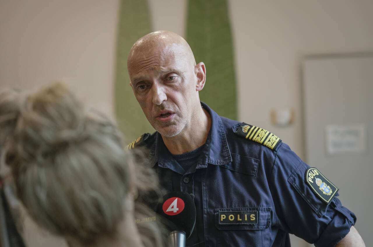 Jale Poljarevius er etterretningssjef i politiet i Midt-Sverige. Her blir han intervjuet om en av voldshendelsene i Uppsala nylig. Foto: Henrik Gustafsson Nicander / TT / NTB