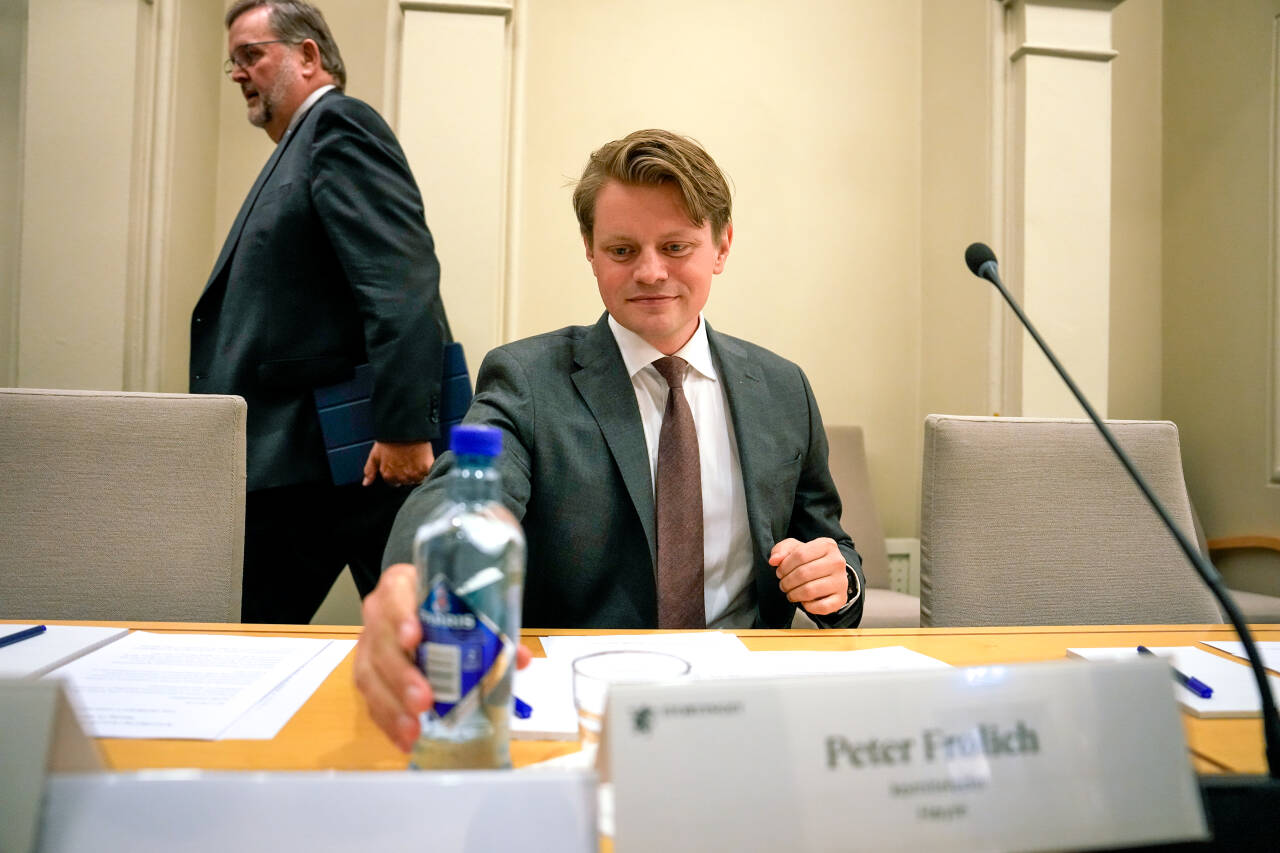 Peter Frølich (H) , som leder kontroll- og konstitusjonskomiteen på Stortinget, sier Sindre Finnes' aksjekjøp inngår i kontrollsaken. Foto: Beate Oma Dahle / NTB