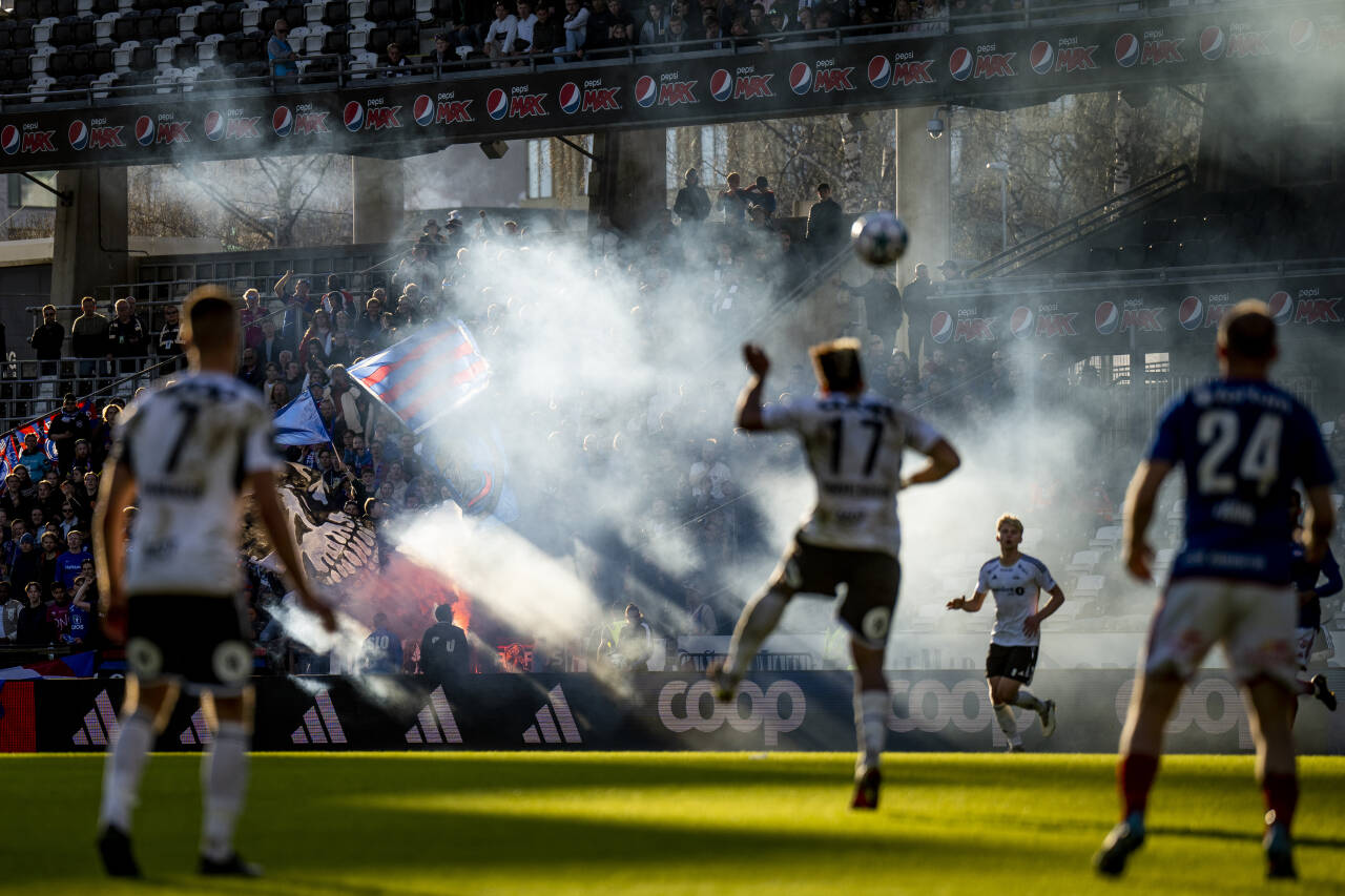 Det var god stemning i storkampen mellom Rosenborg og Vålerenga i mai, men i TV 2s sending gikk det galt. Foto: Ole Martin Wold / NTB