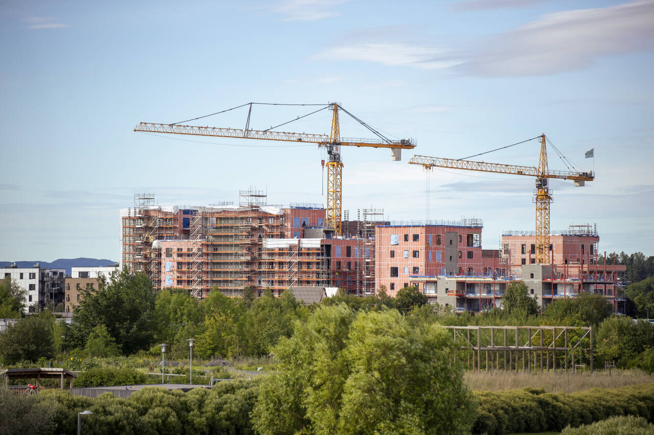Boligbyggingen flater ut og salget av nye boliger går tregt. Her bygges det boliger på Fornebu. Foto: Frederik Ringnes / NTB