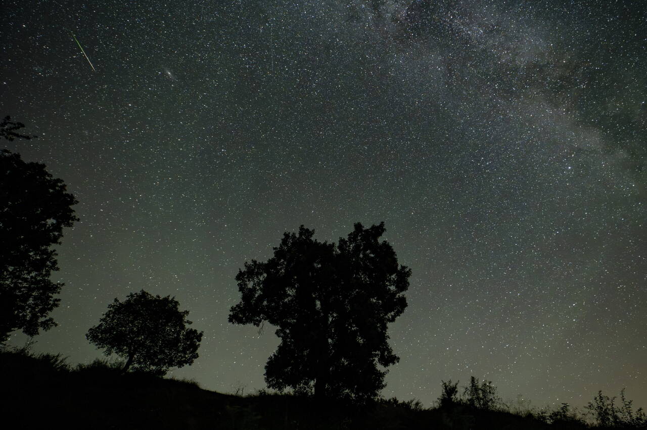 Neste uke er kometen Nishimura nærmest jorda, og folk har best mulighet for å se himmellegemet da, ifølge astronomer. Illustrasjonsfoto: Peter Komka / MTI / AP / NTB