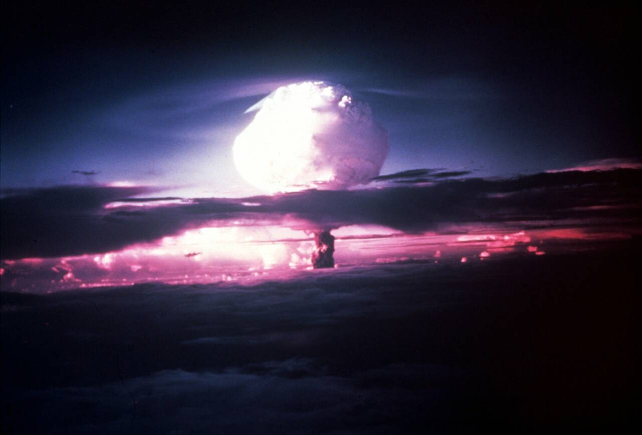 Bildet viser en prøvesprengning av en atombombe på Enewetakatollen i Stillehavet 31. oktober 1952. Bomben var på 10,4 megatonn. Den etterlot seg et 1901 meter bredt og et 50 meter dypt krater. Nå har Norske Leger mot Atomvåpen (NLA) laget en rapport om hva som hadde skjedd om Norge ble angrepet med atomvåpen. Foto: TT / NTB