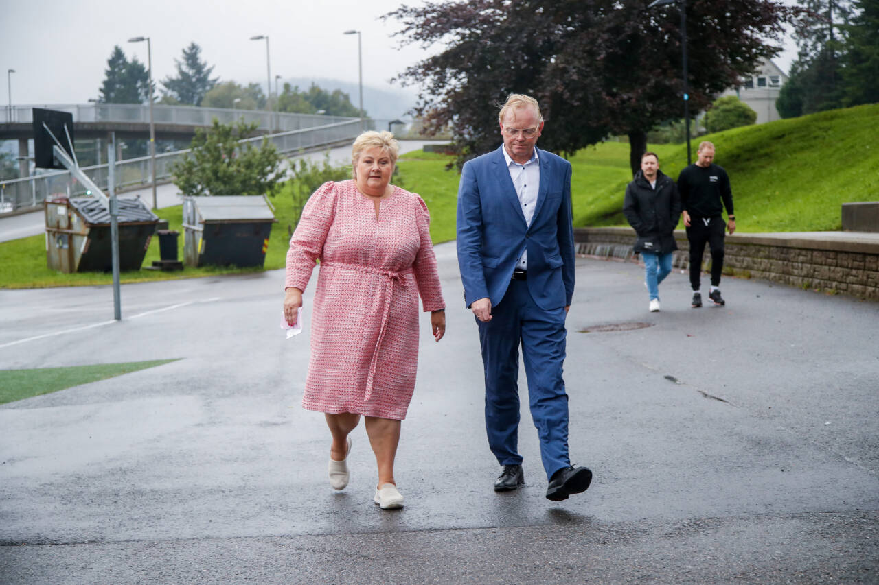 Høyre-leder Erna Solberg fotografert sammen med sin ektemann Sindre Finnes i Bergen i forbindelse med kommunevalget. Foto: Tuva Åserud / NTB