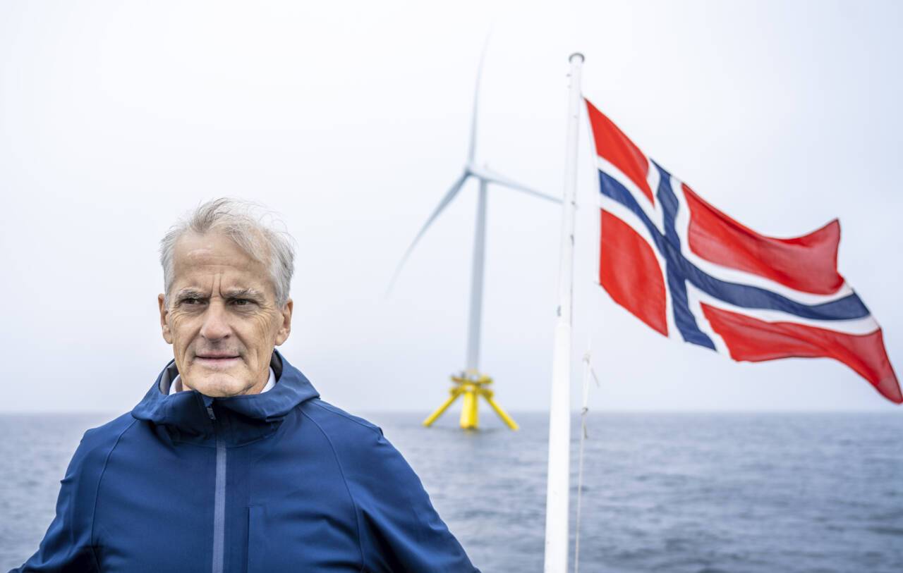 Statsminister Jonas Gahr Støre foran en havvindturbin. Foto: Ole Berg-Rusten / NTB