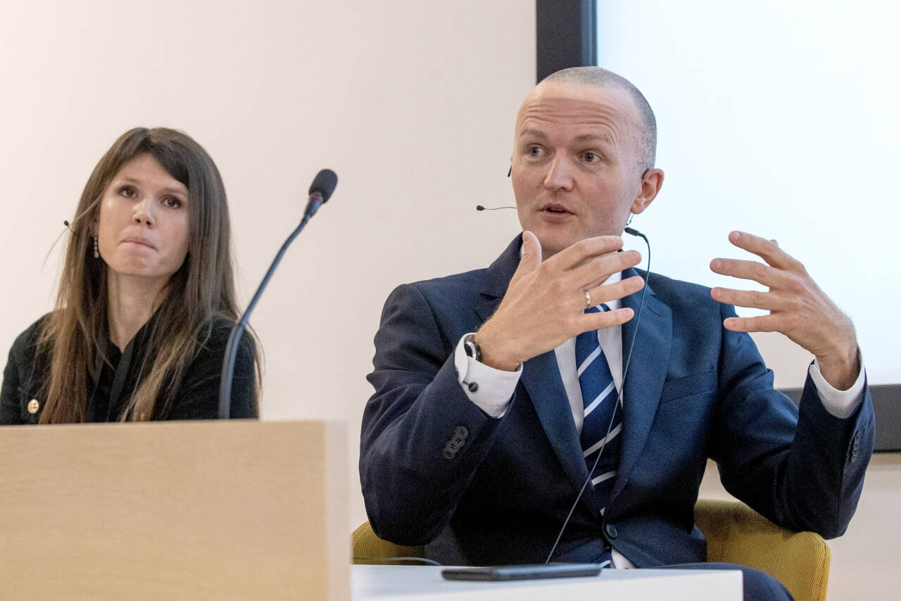 Forskerne Julie Skretting (t.v) og Thomas von Brasch under presentasjonen med Statistisk sentralbyrå som publiserer prognoser for norsk og internasjonal økonomi fram mot 2026. Foto: Emilie Holtet / NTB