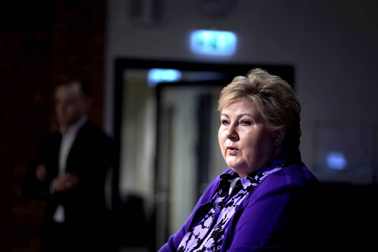 Høyre-leder Erna Solberg inviterte til pressekonferanse fredag morgen for å orientere om ektemannen Sindre Finnes aksjehandel i årene hun var statsminister.Foto: Heiko Junge / NTB