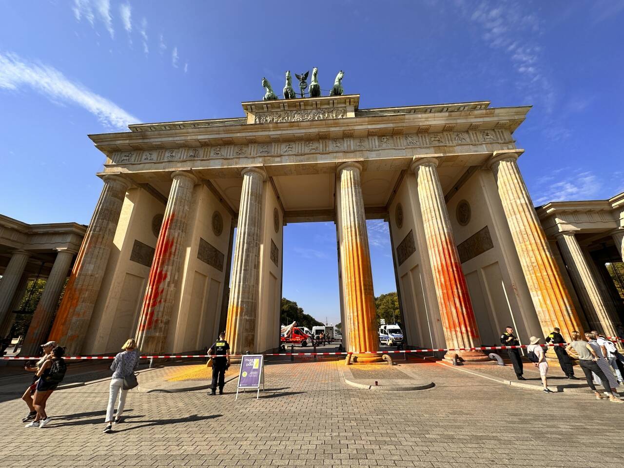 Medlemmer av Last Generation har sprayet maling på Brandenburger Tor i Berlin. Foto: Paul Zinken / DPA / NTB