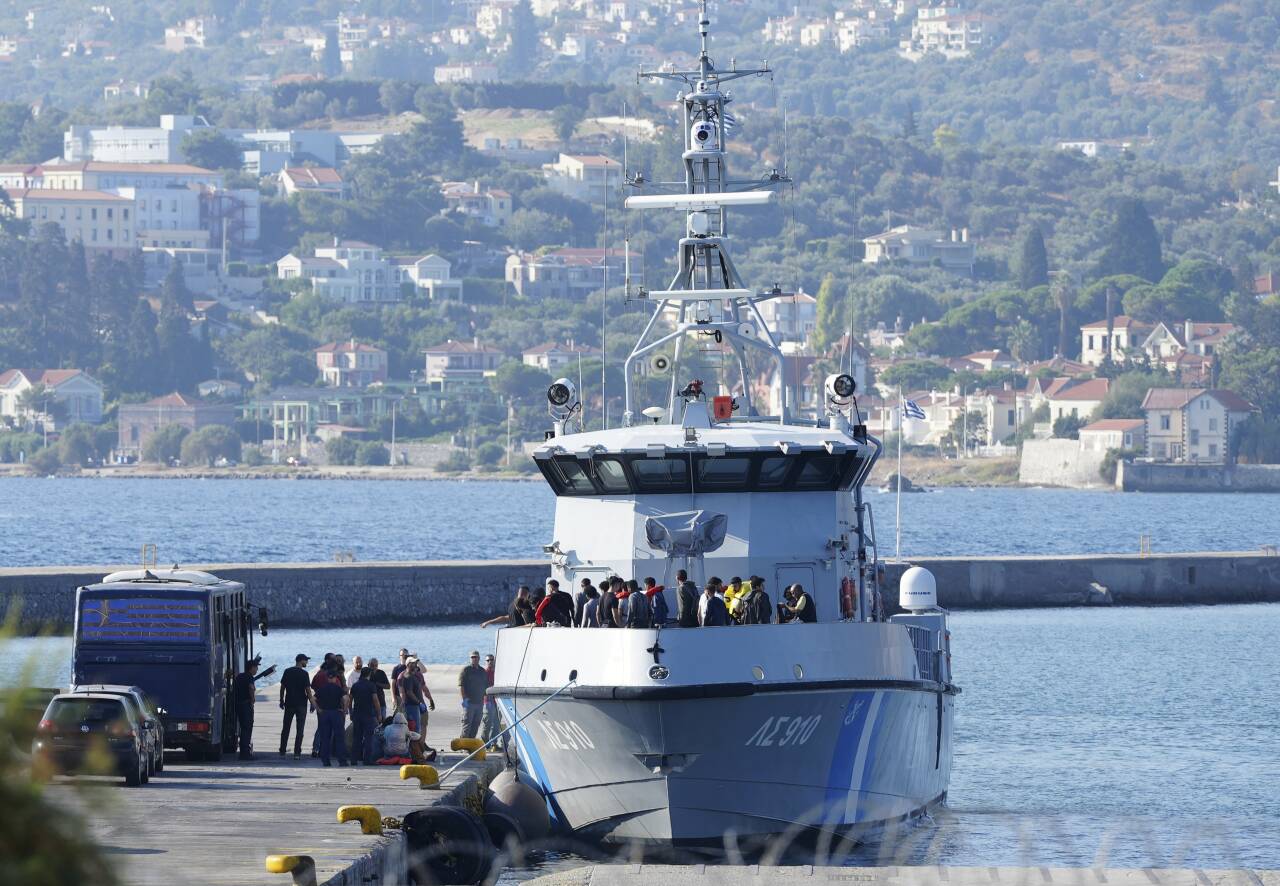 Flyktninger og migranter går i havn på Lesvos etter å ha blitt reddet av den greske kystvakten 28. august i år. Foto: Panagiotis Balaskas / AP / NTB