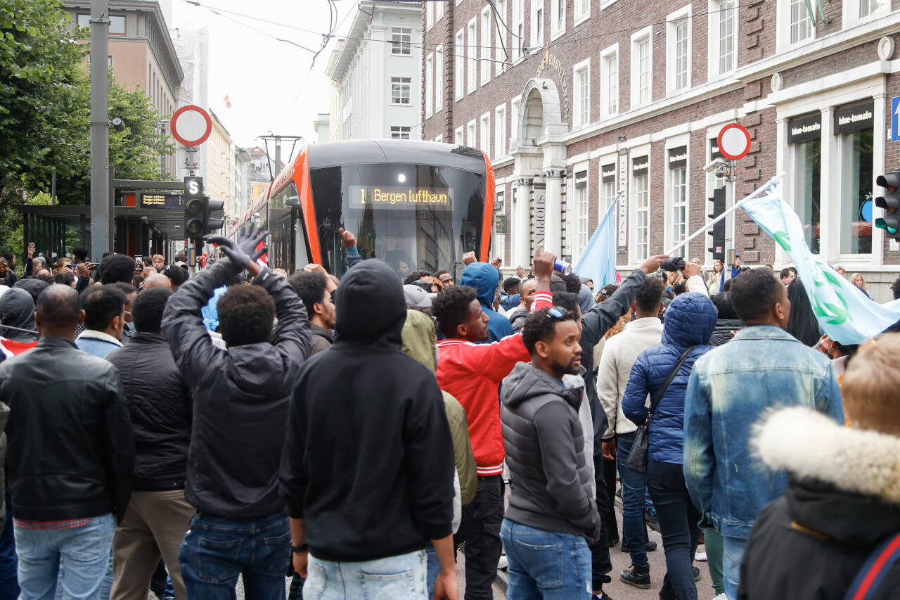 Uroligheter i Bergen sentrum i forbindelse med motdemonstrasjoner mot at Eritreisk forening i Hordaland skal markere begynnelsen av frigjøringskrigen mot Etiopia.Foto: Tuva Åserud / NTB