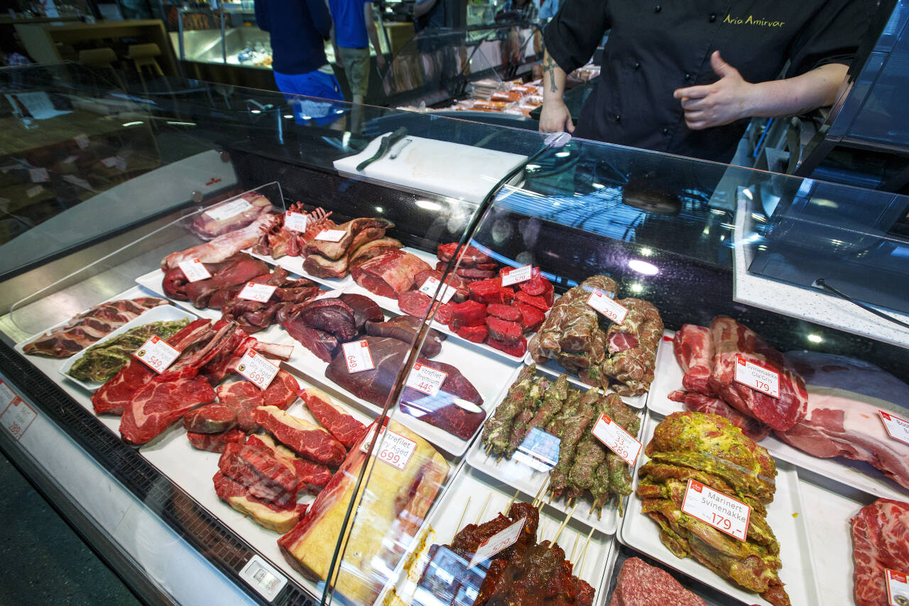 Varene i kjøttdisken blir nå litt billigere etter ett år med rekordvekst i prisene. Foto: Gorm Kallestad / NTB