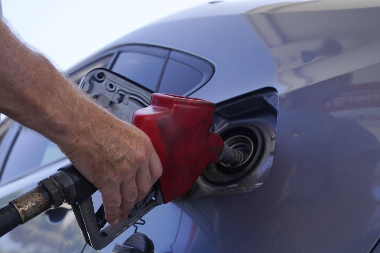 En kunde fyller bensin i Miami. Bensinprisene har steget etter at Saudi-Arabia og Russland varslet fortsatte kutt i oljeproduksjonen. Arkivfoto: Marta Lavandier / AP / NTB