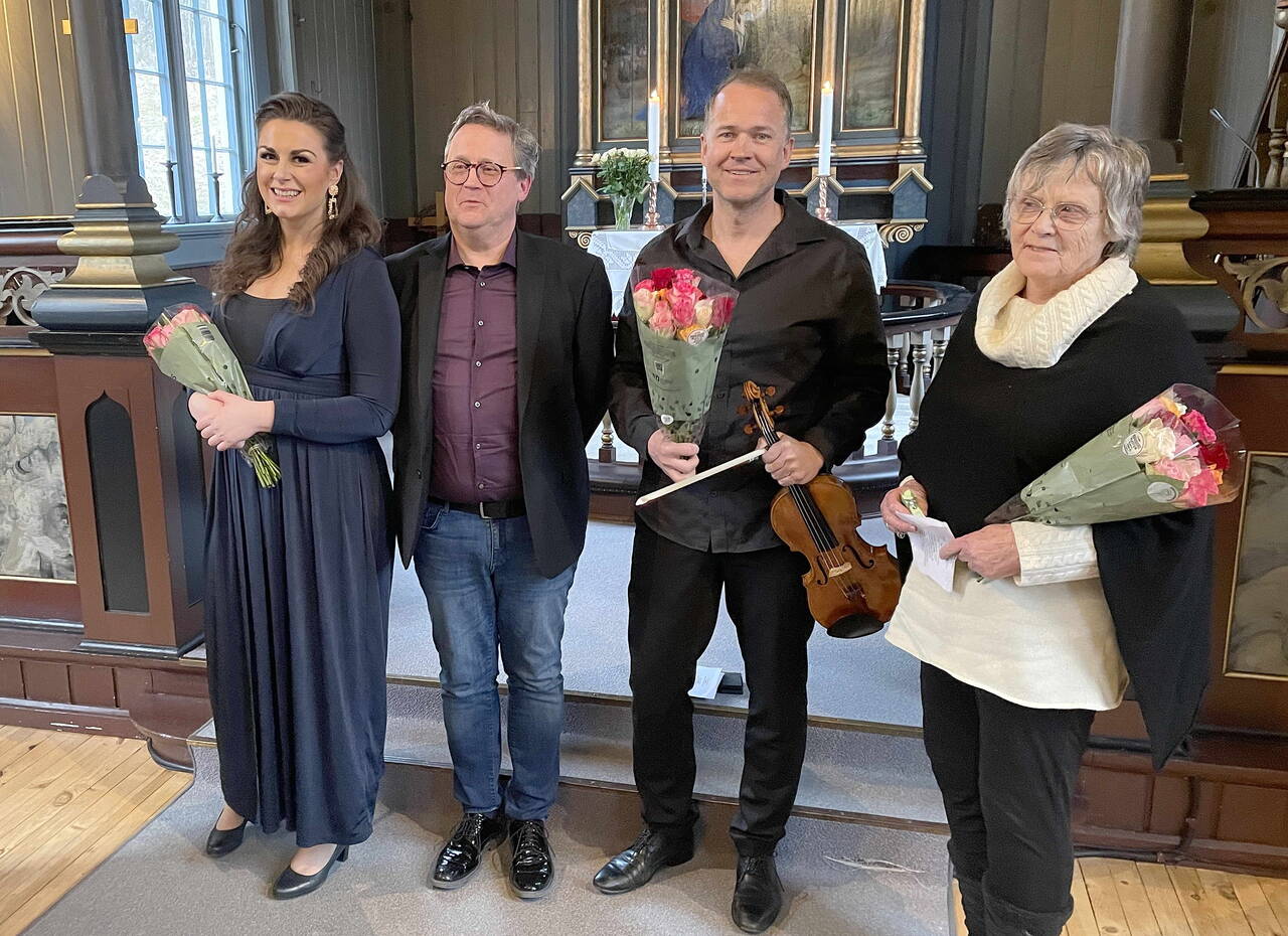 Sigrid Bøe (frå venstre), Erling With Aasgård, Anders Larsen og Alfhild Aasgård fekk stor takk etter konserten. Foto: Bernt Bøe