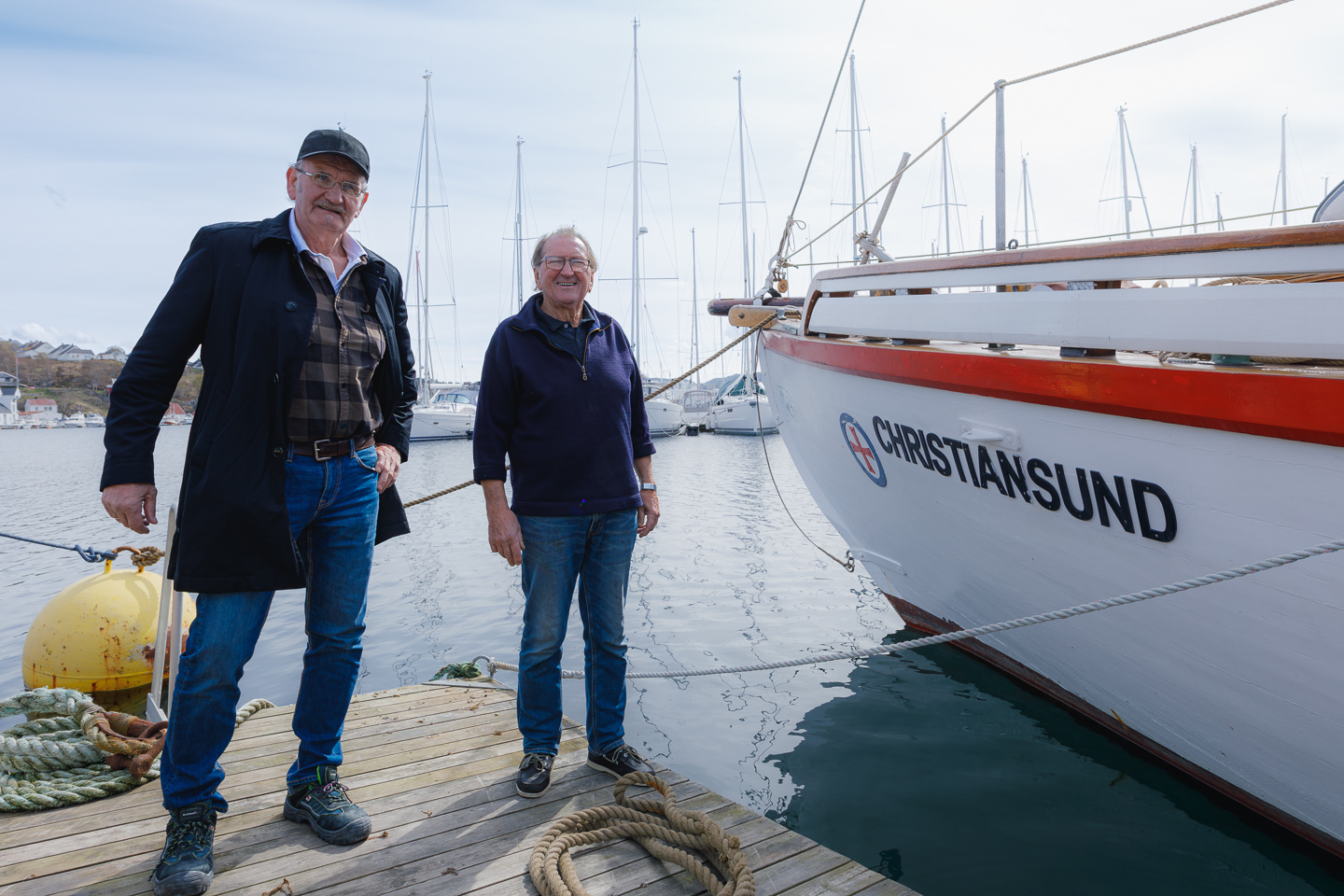 Geir Gjengstø og Aage Storvik fra Venneforeningen for RS Christiansund, her foran redningsskøyta som de håper vi greier å beholde i Kristiansund. Foto: Steinar Melby, KSU.NO / NettStudio