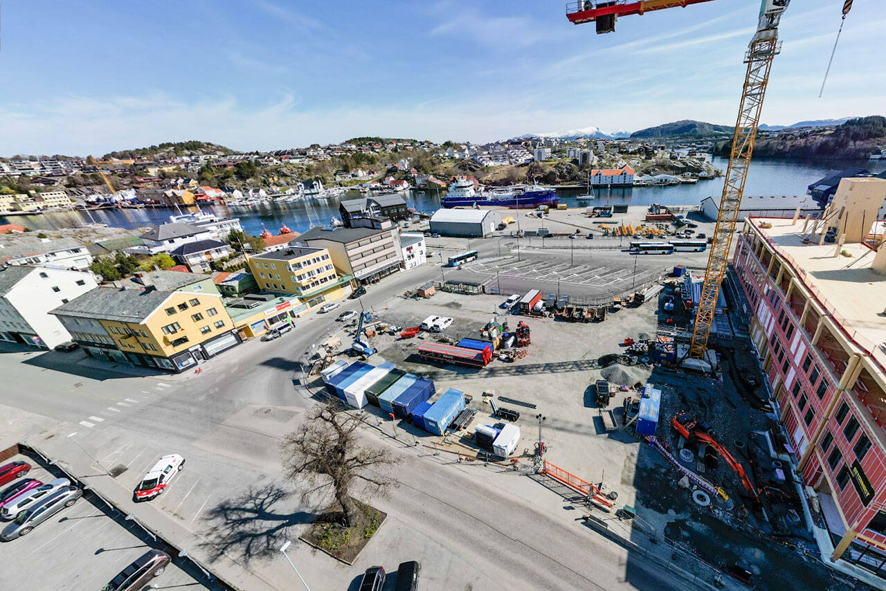 Her ved Campus Kristiansund er det planlagt 80 nye parkeringsplasser. Foto: Heine Schjølberg / Studio400