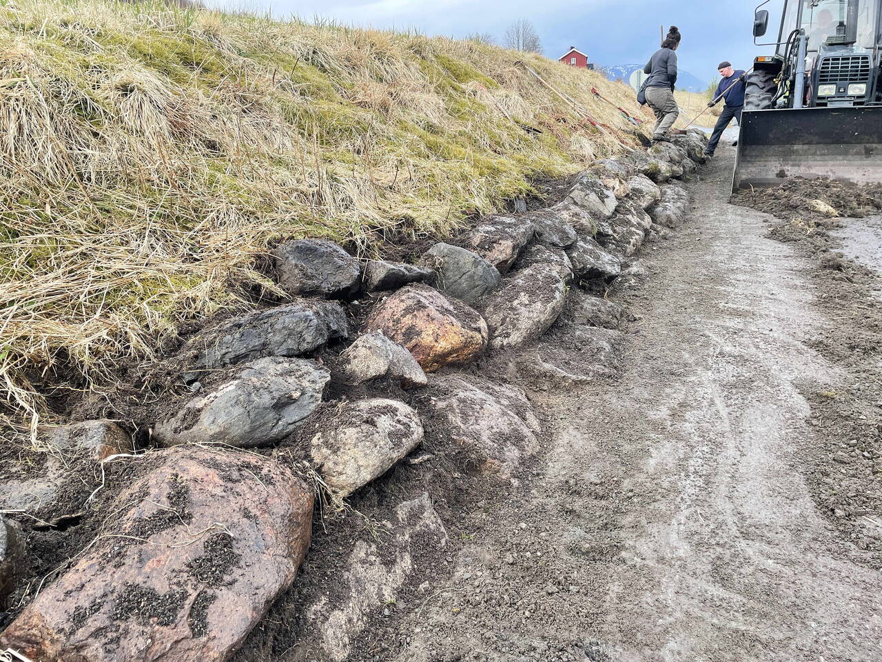 Muren kom raskt opp i dagen. Foto: Bernt Bøe