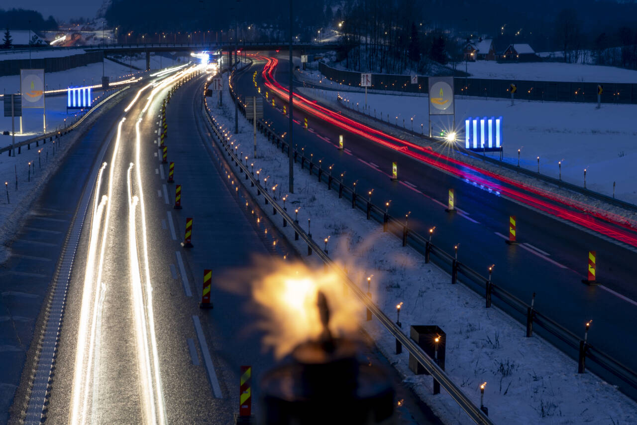 Lysmarkering for å minnes omkomne i trafikken ved Borgekrysset på E18 ved Skjee kirke i Vestfold i 2022. Foto: Heiko Junge / NTB