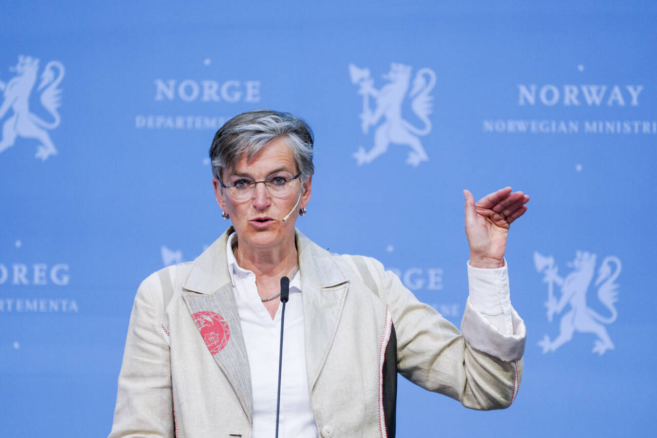 Miljødirektør Ellen Hambro overleverte onsdag rapporten «Klimatiltak i Norge – kunnskapsgrunnlag 2024» til regjeringen. Rapporten viser tiltak som vil redusere utslipp av klimagasser fra alle sektorer fram mot 2035. Foto: Gorm Kallestad / NTB