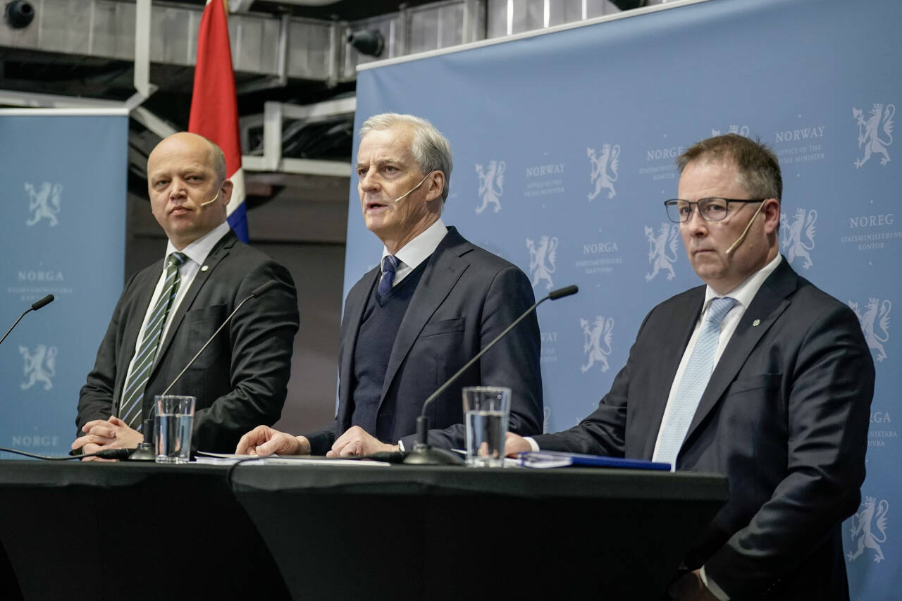 Fredag la statsminister Jonas Gahr Støre (Ap), finansminister Trygve Slagsvold Vedum (Sp) og forsvarsminister Bjørn Arild Gram (Sp) fram langtidsplanen for Forsvaret. De har alle gode ord å si om sin egen tid i militæret. Foto: Stian Lysberg Solum / NTB